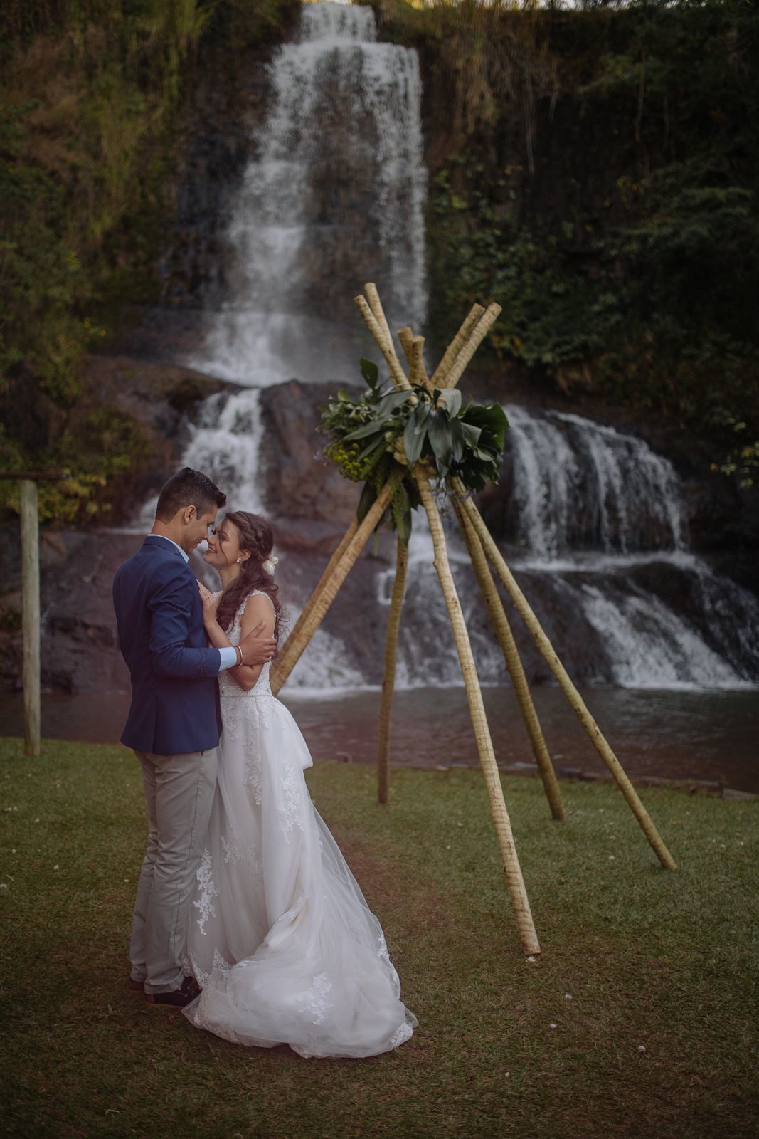 Foto Casamento na Cachoeira- Leticia + Mafran - Queda Dagua Araguari Foto Casamento na Cachoeira- Leticia + Mafran - Queda Dagua Araguari - Imagem 137