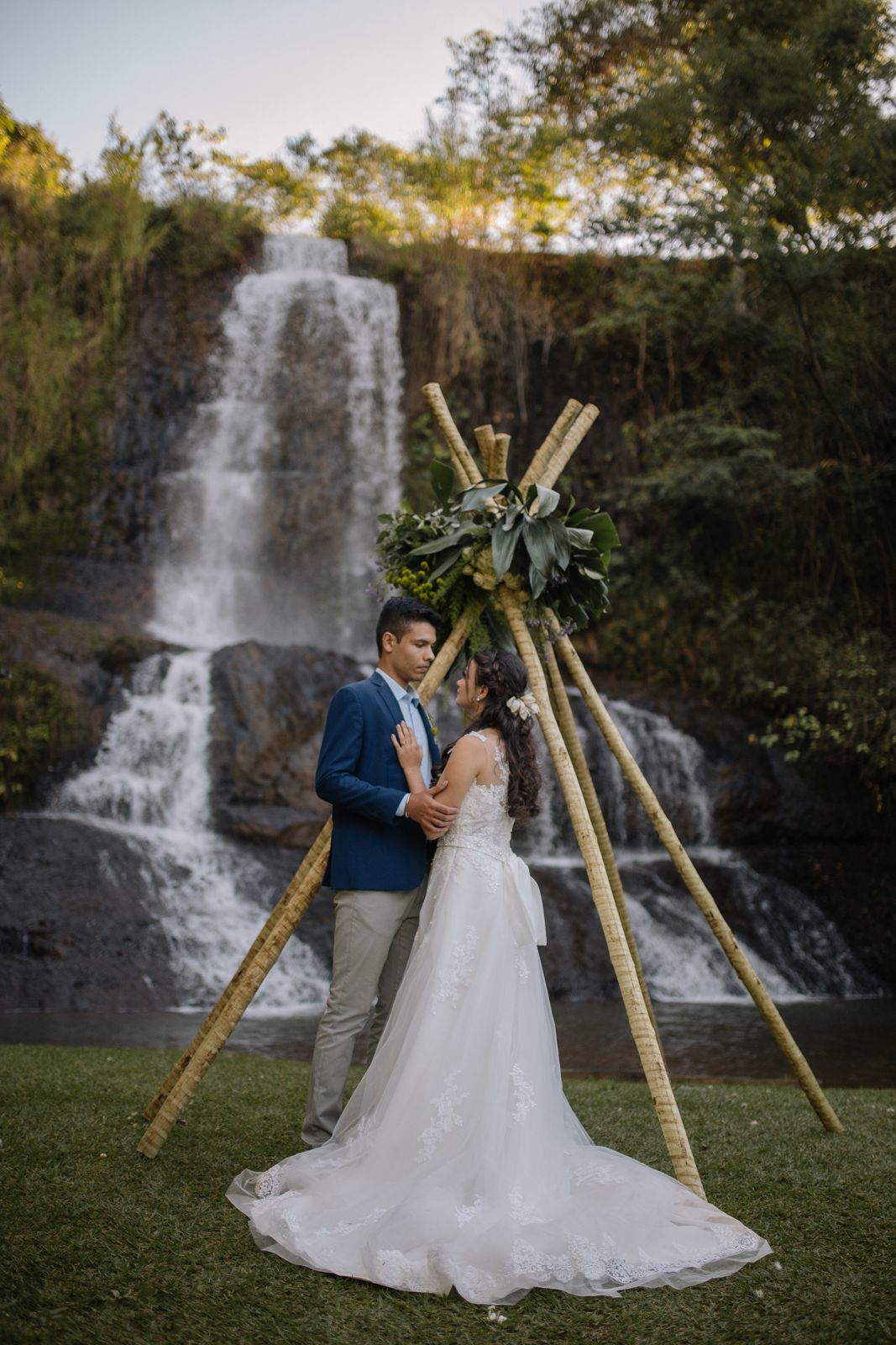 Foto Casamento na Cachoeira- Leticia + Mafran - Queda Dagua Araguari Foto Casamento na Cachoeira- Leticia + Mafran - Queda Dagua Araguari - Imagem 133