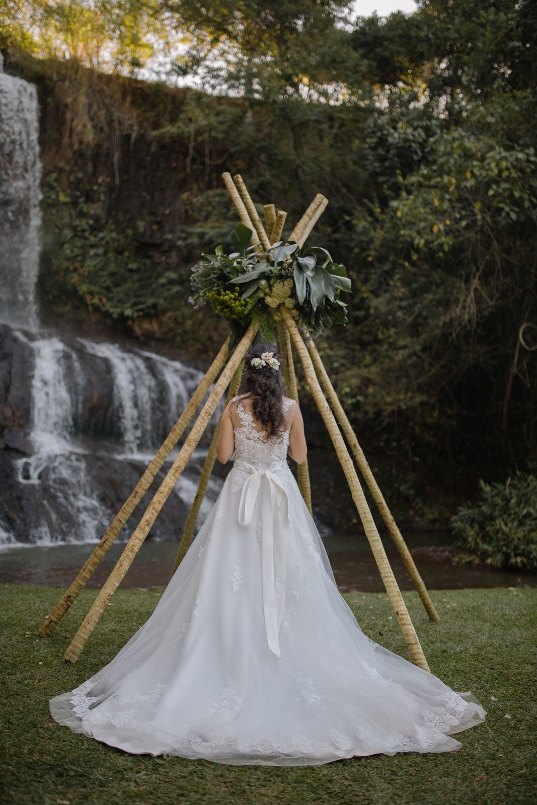 Foto Casamento na Cachoeira- Leticia + Mafran - Queda Dagua Araguari Foto Casamento na Cachoeira- Leticia + Mafran - Queda Dagua Araguari - Imagem 136